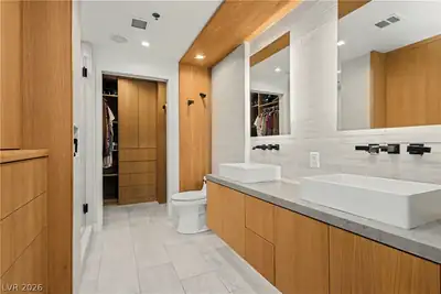 150 Las Vegas Boulevard 2015 Primary Bathroom