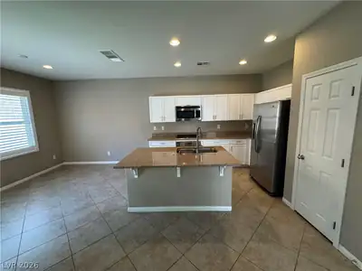 8325 Embry Hills Street Kitchen