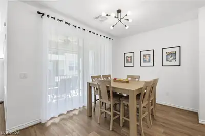 2555 Hampton Road 7203 Dining Area