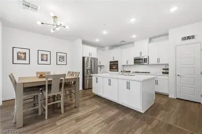 2555 Hampton Road 7203 Kitchen