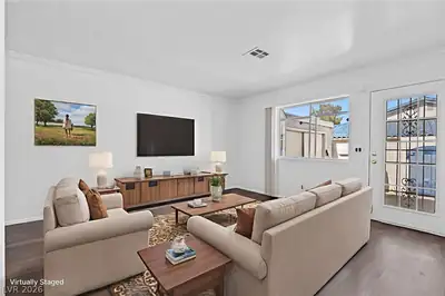 2132 Chertsey Drive B Living Room