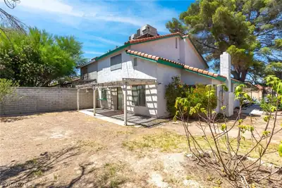 2613 Lourdes Avenue Yard