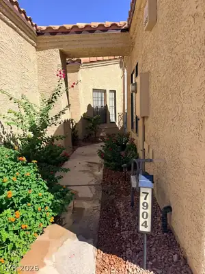 7904 Shelter Island Way Courtyard