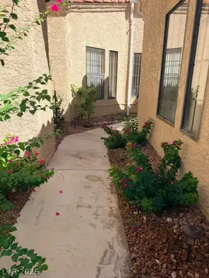 7904 Shelter Island Way Courtyard