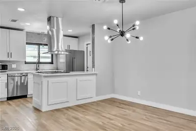 5804 Carmen Boulevard Dining Area