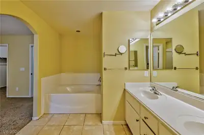 933 Scarlet Haze Avenue Primary Bathroom