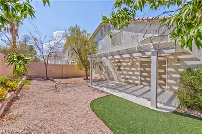 933 Scarlet Haze Avenue Yard