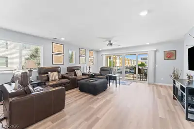 10059 Dazzling Sunrays Avenue Living Room
