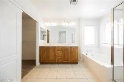 1513 Groom Avenue Primary Bathroom