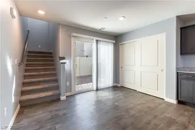6911 Orange Horizon Street Dining Area
