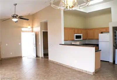 700 CARNEGIE Street 1121 Family Room