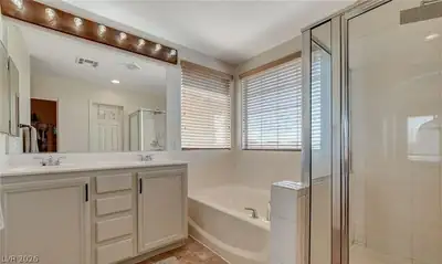 4 Goldleaf Falls Avenue Primary Bathroom