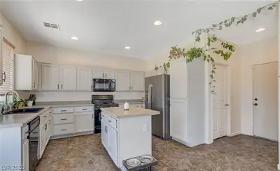 4 Goldleaf Falls Avenue Kitchen