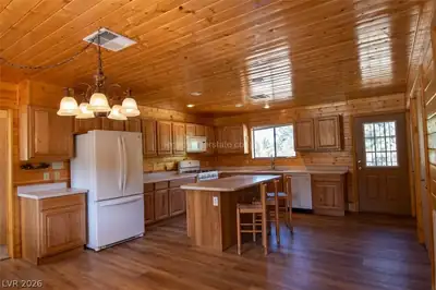 1129 East Ponderosa Road, Mammoth Creek, UT 84735 Kitchen