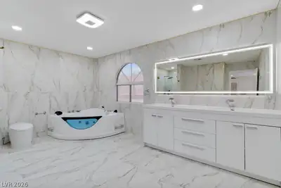9404 Low Tide Court Primary Bathroom