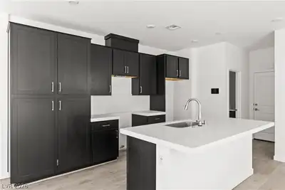 3357 Santa Verdiana Street Kitchen