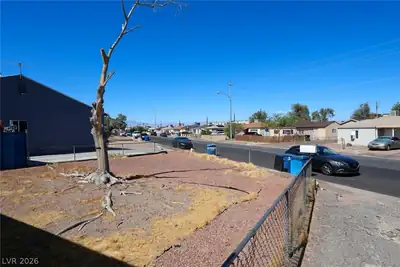 123 West Victory Road Yard