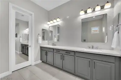 11724 Hatchling Avenue Primary Bathroom