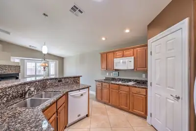 10232 Cowboys Dream Street Kitchen
