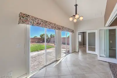 10232 Cowboys Dream Street Dining Area