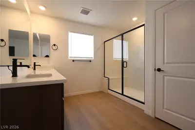 10290 Dallington Street, Las Vegas, NV 89141 Primary Bathroom