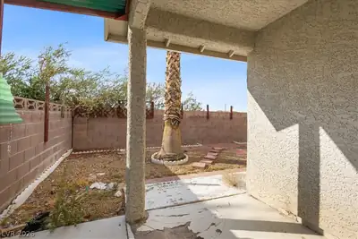 4349 Faberge Avenue Patio