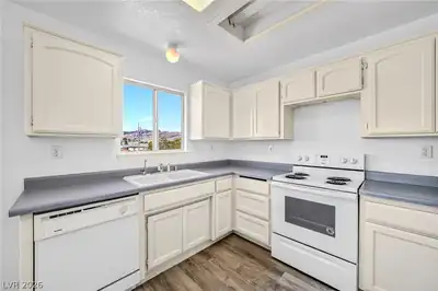 5880 Reno Lane Kitchen