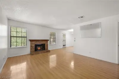 5576 West Rochelle Avenue 23D Living Room