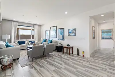 4420 North Bonita Vista Street Living Room