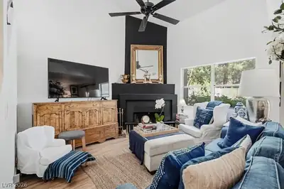 6250 West Flamingo Road 93 Living Room
