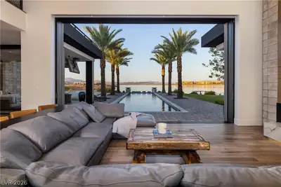 10 Sunrise Beach Circle Living Room