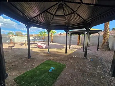 6413 Sterling Springs Parkway Yard