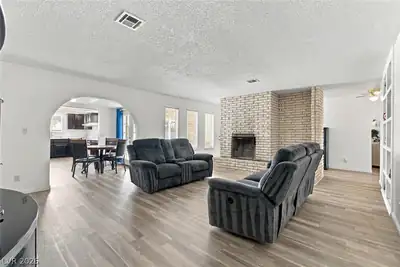 1930 Shadow Mountain Place Living Room