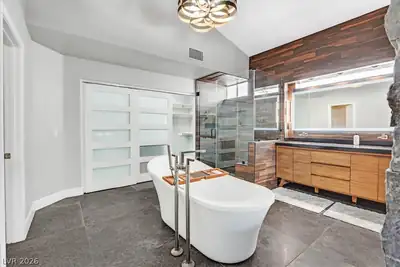 2077 Jupiter Hills Lane Primary Bathroom