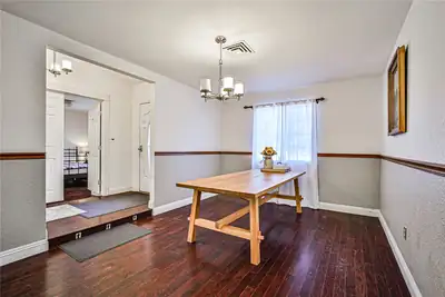 6070 Mann Street Dining Area