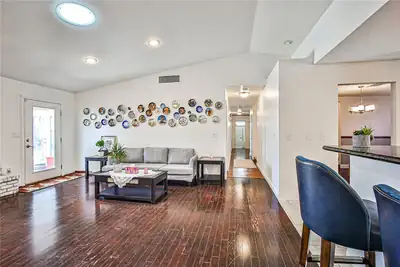 6070 Mann Street Living Room