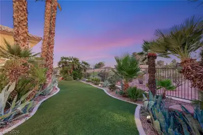 8633 Lakeridge Circle, Las Vegas, NV 89117 