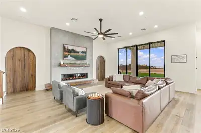 324 Wanda Road Living Room