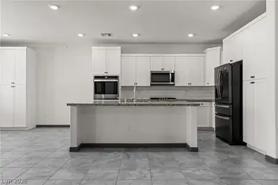 467 Cliffrose Avenue Kitchen