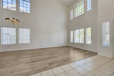 2742 Chokecherry Avenue Living Room