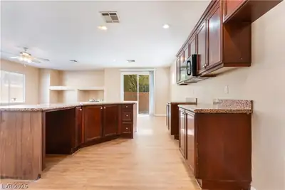 8121 Retriever Avenue Kitchen