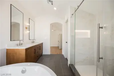2529 Cortina Avenue Primary Bathroom