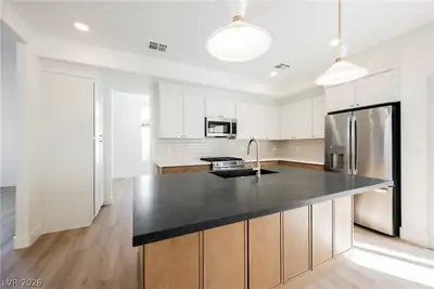 2529 Cortina Avenue Kitchen