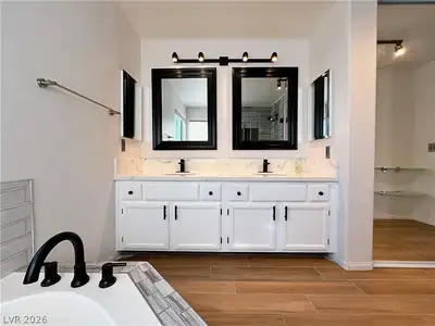 1828 Derbyshire Drive Primary Bathroom