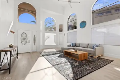 118 Weatherwood Court Living Room