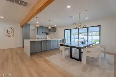 2106 West Oakey Boulevard Dining Area