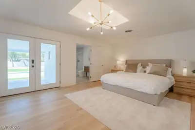2106 West Oakey Boulevard Primary Bedroom