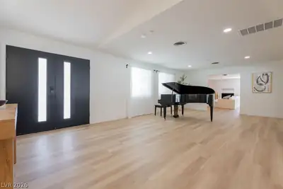 2106 West Oakey Boulevard Entrance Foyer