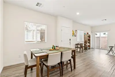7910 Aurora Sky Street Dining Area