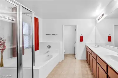 7576 Shiny Bangle Court Primary Bathroom